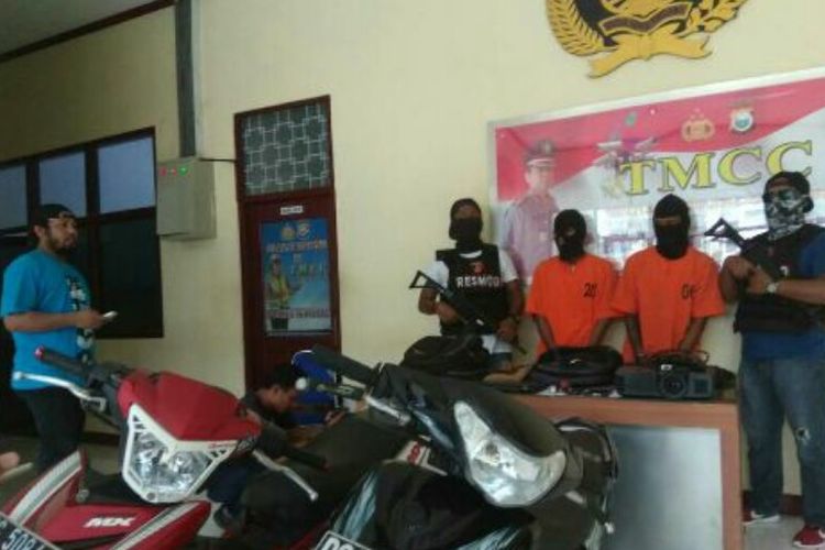 Pelaku beserta barang bukti yang diamankan Mapolres Ternate, Rabu (13/12/2017).