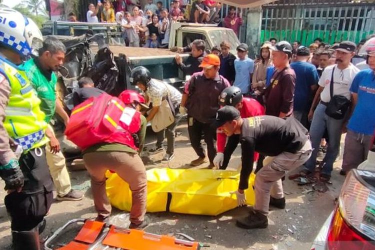 Pengendara sepeda motor meninggal dunia dalam tabrakan beruntun di Jalan Perintis Kemerdekaan, Cianjur, Jawa Barat, diduga berawal dari truk tronton mengalami rem blong, Rabu (2/8/2023).