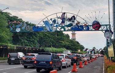Suasana pintu gerbang timur Taman Impian Jaya Ancol di Jakarta Utara dipenuhi pengendara kendaraan roda empat maupun roda dua pada Minggu (26/3/2023) sore.
