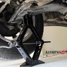 Dongkrak Mobil Jangan Asal Genjot, Harus pada Titik Tumpu