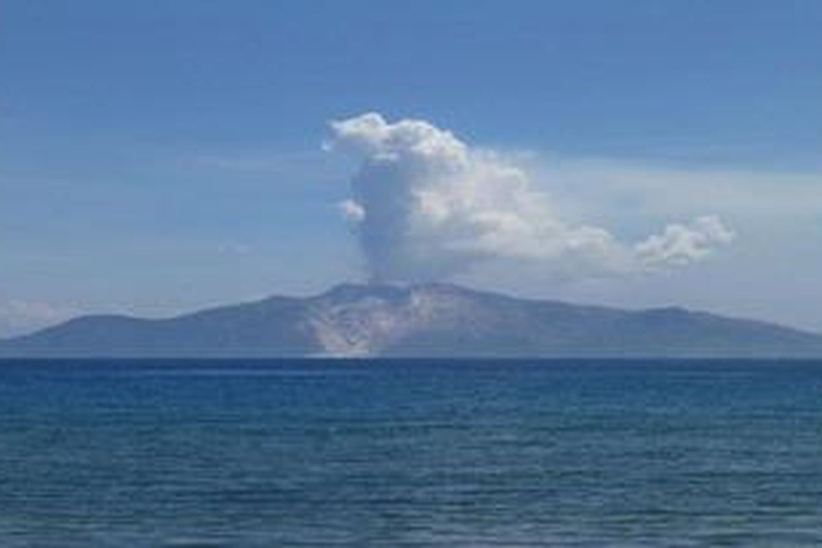 Gunung Api Rokatenda, di Pulau Palue, Kabupaten Sikka, Nusa Tenggara Timur, Selasa (2/4/2013) diamati dari Pos Pengamatan di Ropa, Desa Keliwumbu, Kecamatan Maurole, Kabupaten Ende, Pulau Flores terlihat masih mengeluarkan asap setinggi sekitar 50 meter. Pulau gunung api setinggi 875 meter di atas permukaan laut atau 3000 meter di atas dasar laut itu mengalami peningkatan aktivitas sejak Oktober 2012, dan sampai Selasa kemarin masih dalam status siaga. Dari Oktober 2012 hingga awal April ini sedikitnya telah terjadi lima kali letusan. 

