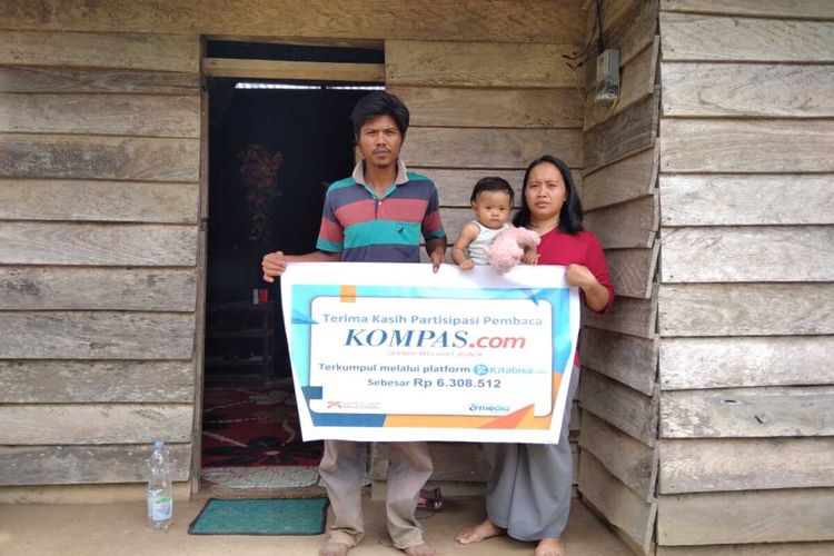 Dedi Herfinal (27) bersama istri, Sitina (25) dan anaknya, Piola, saat menerima bantuan dari pembaca Kompas.com yang berkolaborasi dengan Kitabisa.com, Selasa (6/7/2021).