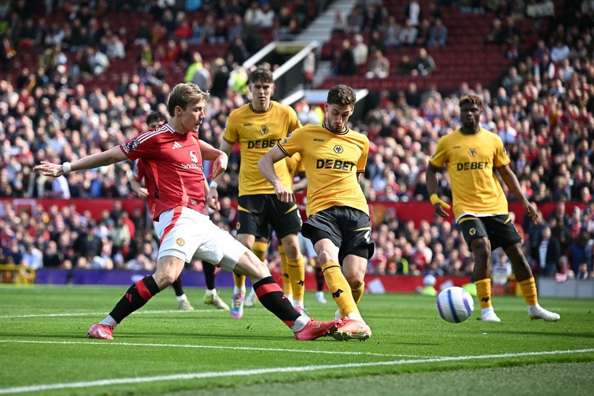 Striker Manchester United Rasmus Hojlund melepaskan tendangan pada laga Liga Inggris antara Manchester United dan Wolverhampton Wanderers di Old Trafford di Manchester, Inggris barat laut, pada tanggal 20 April 2025.