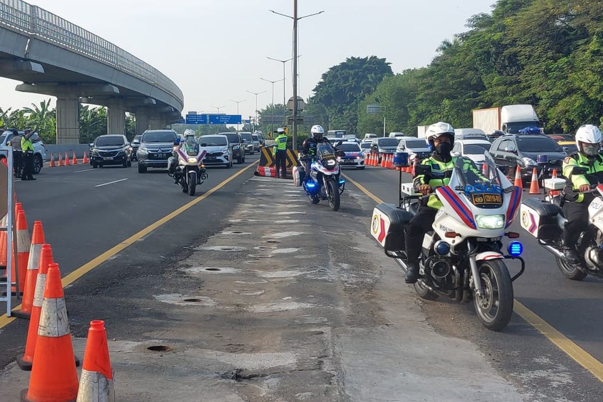 Pengalihan lalu lintas imbas one way di Tol Jakarta-Cikampek