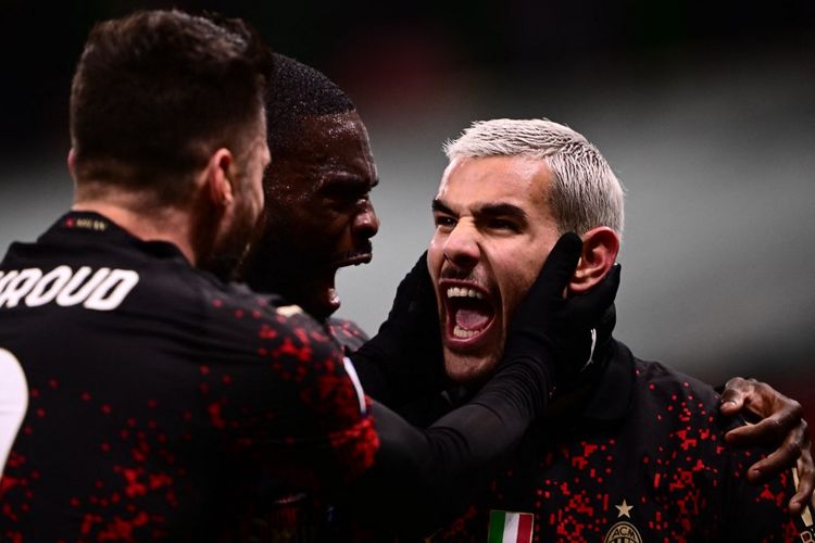 Bek AC Milan Theo Hernandez (kanan) berselebrasi setelah sepakannya berbuah gol bunuh diri kiper Atalanta Juan Musso pada laga pekan ke-24 Liga Italia 2022-2023 di Stadion San Siro, Senin (27/2/2023) dini hari WIB. Laga Milan vs Atalanta berakhir dengan skor 2-0.