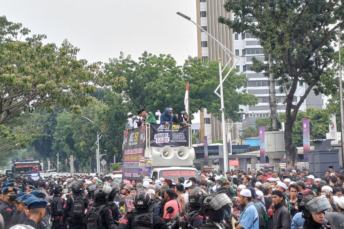 Massa yang tolak konser Coldplay saat melakukan long march menuju Gedung Dewan Perwakilan Rakyat (DPR) RI, Jakarta Pusat, Rabu (15/11/2023).