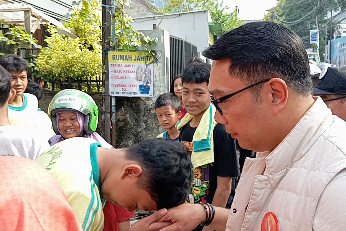 Ridwan Kamil Blusukan ke Pancoran Jaksel, Bagikan Cokelat dan Stiker