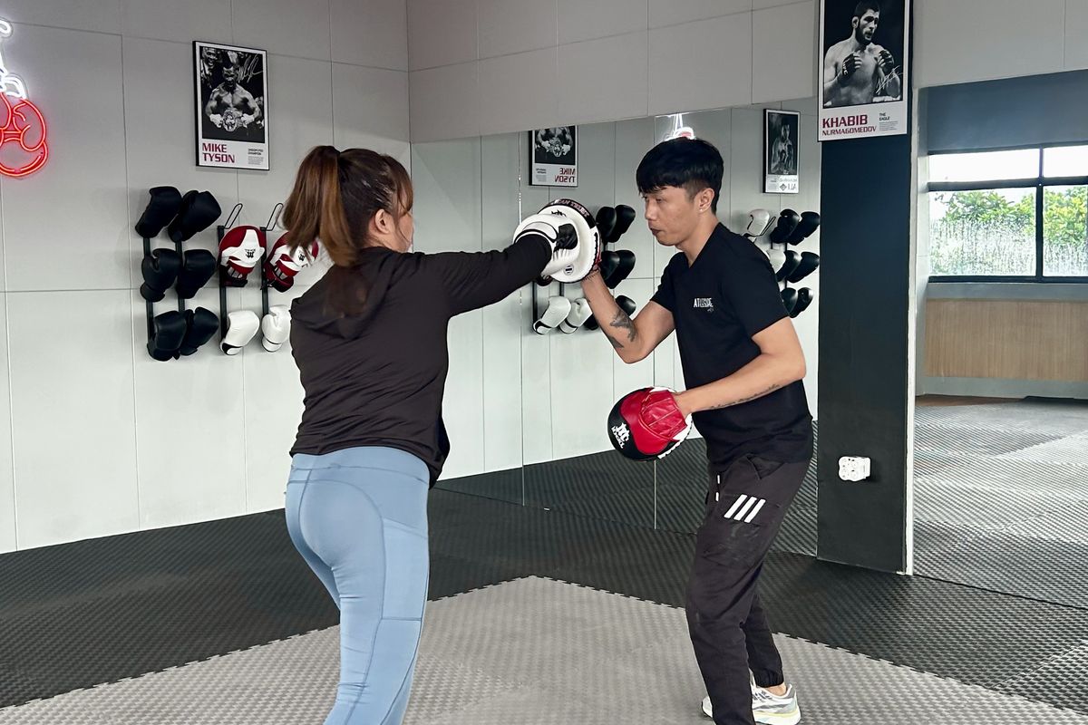 Sesi latihan private boxing bersama dengan pelatih profesional di Athleisure Sport Lab, Jakarta Timur, pada Rabu (14/5/2025).