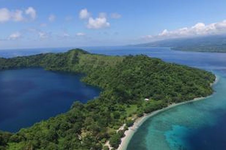 Pulau Satonda dengan danau air asin di tengahnya tak jauh dari Gunung tambora, Dompu, Nusa Tenggara Barat, 23 Maret 2015. Danau terbentuk akibat tsunami yang tercipta dari letusan Gunung Tambora pada tahun 1815.
