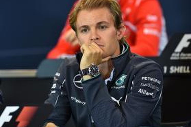 Pebalap Mercedes asal Jerman, Nico Rosberg, duduk ketika konferensi pers jelang GP Belgia di Sirkuit Spa-Francorchamps, Kamis (21/8/2014).