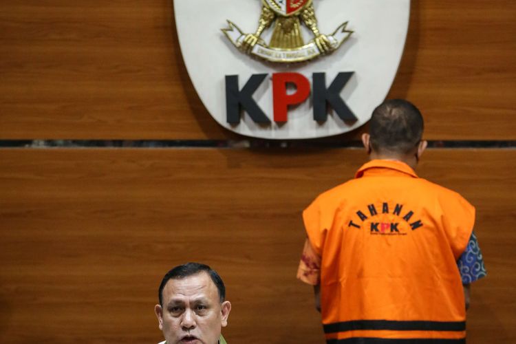 Ketua Komisi Pemberantasan Korupsi, Firli Bahuri saat jumpa pers terkait kasus mantan pejabat Direktorat Jenderal Pajak (DJP) Kementerian Keuangan (Kemenkeu) Rafael Alun Trisambodo di Gedung KPK, Senin (3/4/2023). KPK menahan Rafael Alun Trisambodo terkait dugaan menerima gratifikasi senilai puluhan miliar rupiah.