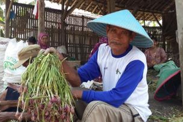 Waryono, petani tanaman padi yang beralih profesi menjadi pedagang bawang. Dia harus meminjam kredit senilai Rp 20 juta untuk membeli bawang kualitas sedang. Menjadi pedagang bawang adalah pilihan logis yang bisa dilakukan ketimbang berpangku tangan. Gambar diambil Selasa (18/8/2015).