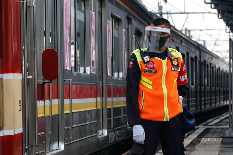 Ilustrasi Pemberlakuan Pembatasan Kegiatan Masyarakat (PPKM) di stasiun kereta.