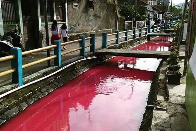 Sungai Pagarsih berwarna merah yang menjadi viral di media sosial.