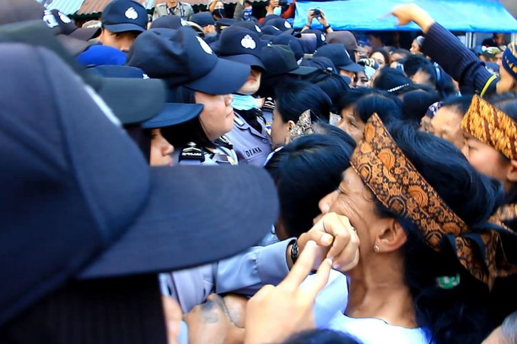 Sejumlah ibu-ibu warga Adat Sunda Wiwitan Cigugur terlibat aksi saling dorong dengan Polisi Wanita Polres Kuningan, Jawa Barat di Desa Cigugur, Kecamatan Cigugur, Kamis siang (24/8/2017). Pasca dua kali terjadi kericuhan, dan sejumlah korban terluka, Pengadilan Negeri Kuningan menggagalkan pelaksanaan eksekusi bangunan yang menjadi sengketa bertahun-tahun.