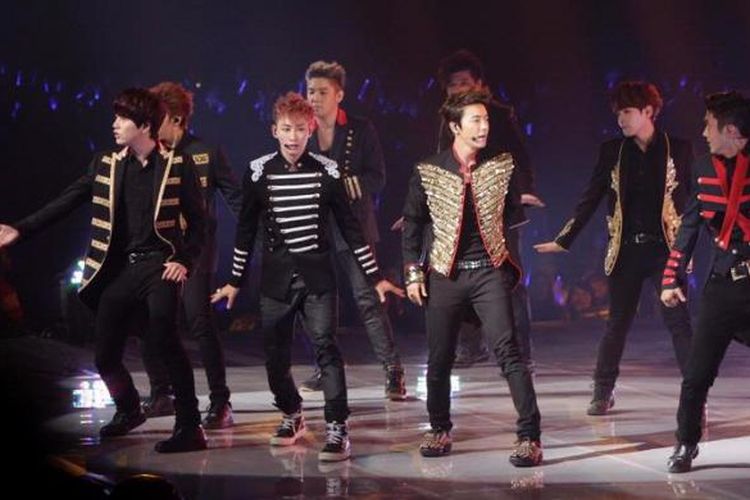 Aksi para personel boyband asal Korea Selatan, Super Junior dalam konser Super Show 5 di Mata Elang International Stadium, Ancol, Jakarta Utara, Sabtu (1/6/2013). Konser ini dilakukan sebanyak dua kali yaitu Sabtu dan Minggu sekaligus untuk merayakan ulang tahun Elf (penggemar Super Junior) Indonesia. KOMPAS IMAGES/RODERICK ADRIAN MOZES