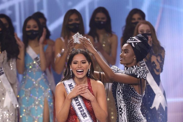 Miss Mexico Andrea Meza dinobatkan sebagai Miss Universe 2020 di atas panggung pada kompetisi Miss Universe ke-69 di Seminole Hard Rock Hotel & Casino pada 16 Mei 2021 di Hollywood, Florida. 