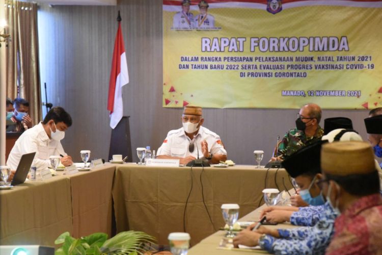 Gubernur Gorontalo Rusli Habibie saat memimpin rapat persiapan mudik Natal dan tahun baru 2022, serta evaluasi vaksinasi Covid-19 , Jumat (12/11/2021). Ia meminta masyarakat untuk waspada meskipun kasus baru positif Covid-19 sudah melandai.