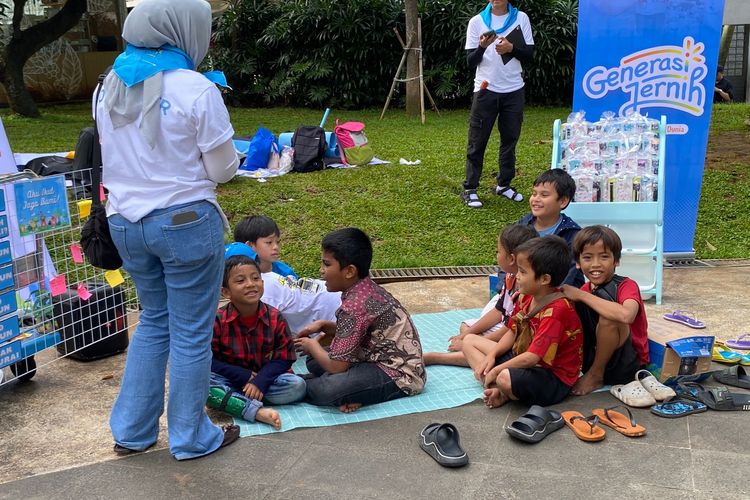 Tim Generasi Jernih memberikan edukasi kepada anak-anak soal sampah, Jakarta Selatan, Sabtu (21/2/2026). 