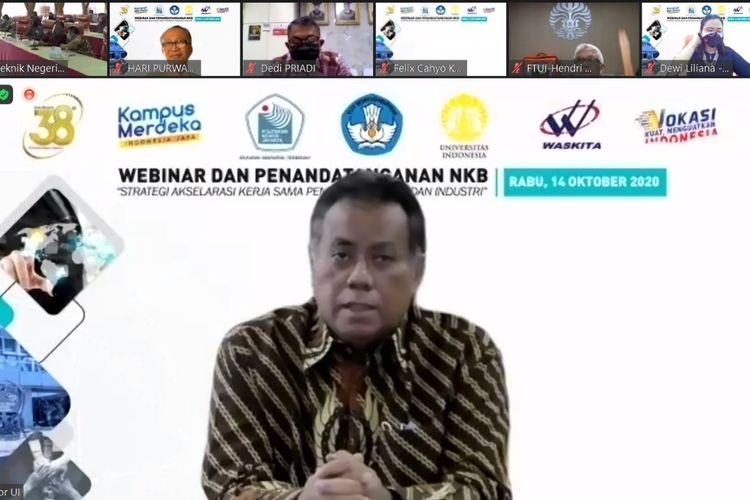 Rektor UI Ari Kuncoro saat melakukan penandatanganan kerjasama dengan Politeknik Negeri Jakarta (PNJ).