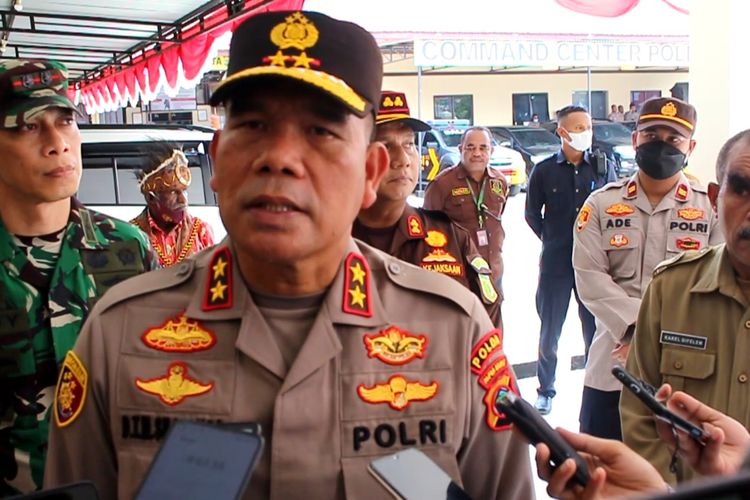 Kapolda Papua Barat Irjen Pol Daniel Tahi Monang saat keterangan Pers