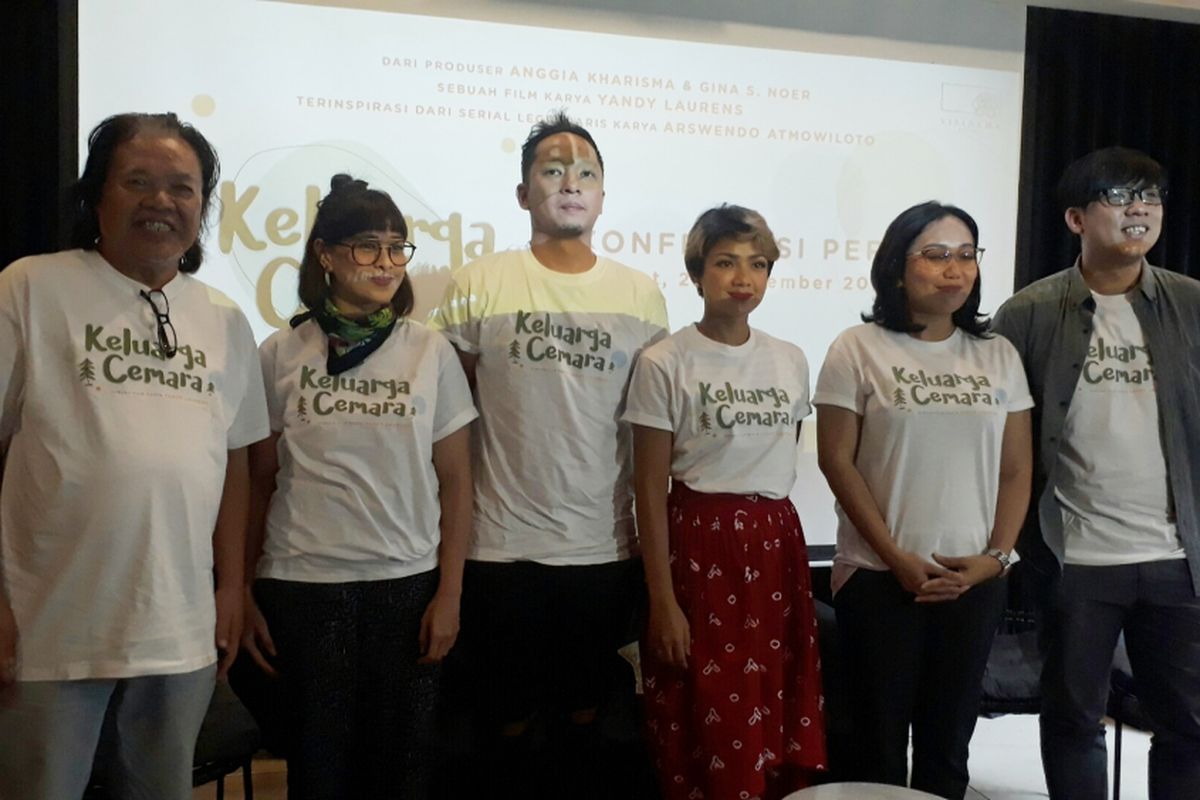 (Ki-ka) Arswendo Atmowiloto, Anggia Kharisma, Ringgo Agus Rahman, Nirina Zubir, Gina S. Noer, dan Yandy Laurens ditemui dalam jumpa pers film Keluarga Cemara di Kinosaurus, Kemang, Jakarta Selatan, Jumat (29/9/2017).