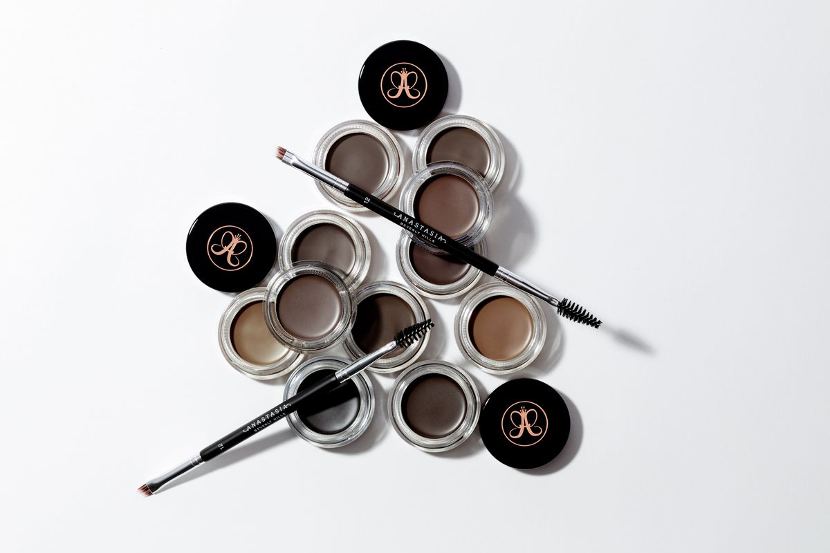 Produk Dipbrow Pomade Anastasia Beverly Hills bisa membantu menggambar alis yang melengkung sempurna dan tampak alami