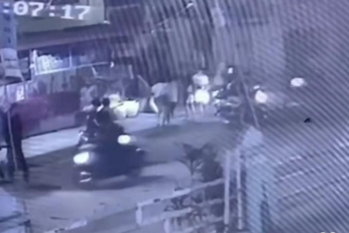 Seorang pemuda tewas usai terlibat bentrok antar geng motor di Desa Sei Rotan, Kecamatan Percut Sei Tuan, Kabupaten Deli Serdang, Sumatera Utara. Videonya pun viral di media sosial. 