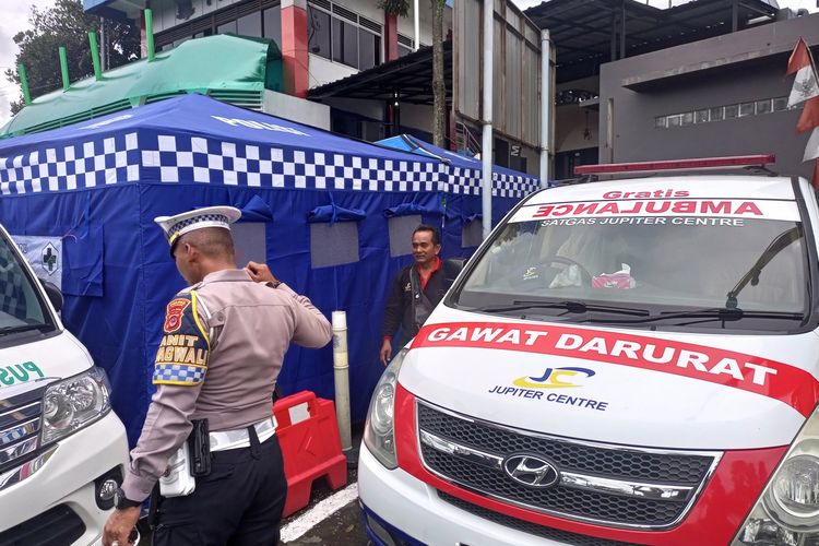 Ambulans Berstiker Partai Nasdem dari Jakarta Lawan Arus di Puncak Bogor, Jawa Barat, Jumat (23/12/2022)