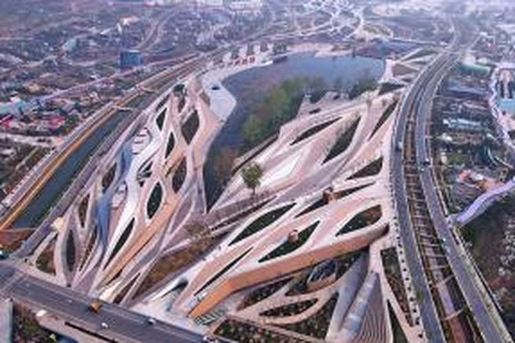 The Earthly Pond Service Center dan Heavenly Air Service Center, proyek arsitektur lanskap di situs seluas 23.000 meter persegi di Qingdao, daerah di bagian timur Provinsi Shandong, Tiongkok.