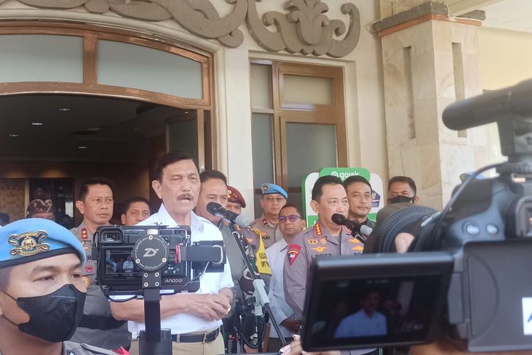 Menteri Koordinator Bidang Kemaritiman dan Investasi (Menko Marves) Luhut Binsar Pandjaitan,  didampingi Kapolri Jenderal Listyo Sigit Prabowo saat menyampaikan Konferensi pers di Commad Center Polda Bali pada Kamis (10/11/2022). Kompas.com/ Yohanes Valdi Seriang Ginta