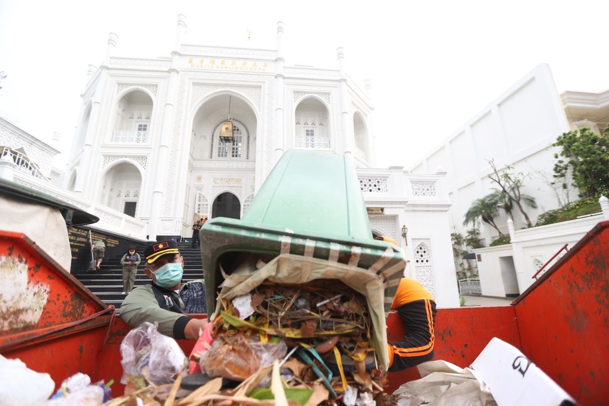 Satpol PP Jakarta Utara membersihkan 38 masjid di Jakarta Utara secara serentak, Jumat (1/4/2022). Kegiatan tersebut dilakukan dalam rangka menjelang Ramadhan 1443 H.