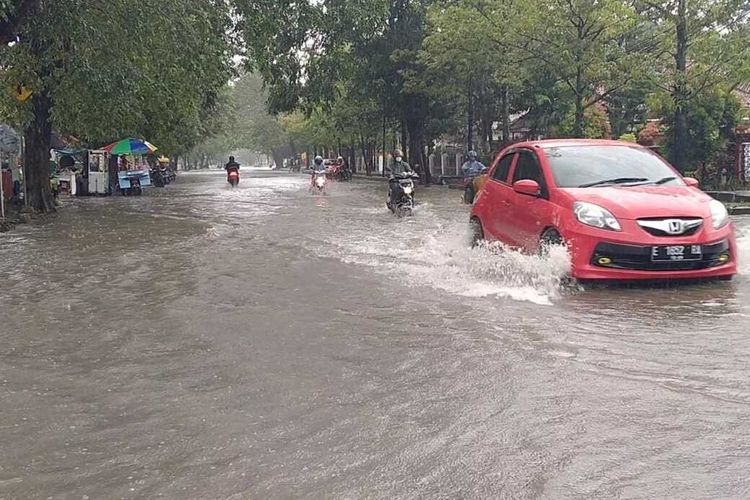 Kantor BPBD Indramayu dan beberapa jalan di Kota Indramayu Jawa Barat terendam banjir pada Senin pagi (27/2/2023). Banjir disebabkan karena intensitas curah hujan yang sangat tinggi dan berlangsung lama.