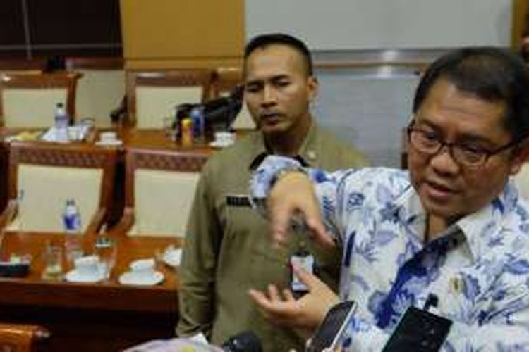 Menkominfo Rudiantara (batik) saat ditemui usai sidang Rapat Dengar Pendapat dengan Komisi 1 DPR, Kamis (29/1/2016)