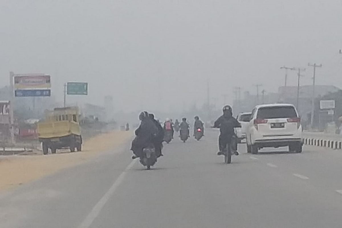 Kabut asap karhutla masih pekat menyelimuti wilayah Kota Pekanbaru, Riau, Minggu (15/9/2019).