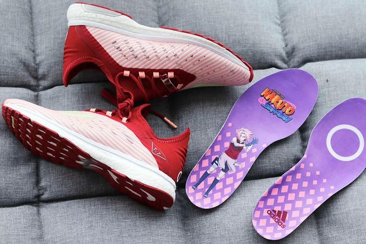 Sepatu adidas yang memiliki desain Sakura, salah satu tokoh animasi Naruto