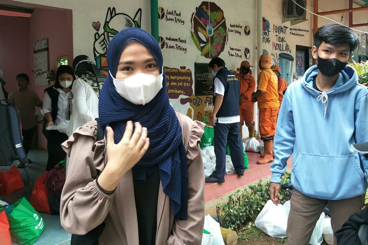 Perempuan bernama Meisya (19) yang ditinggal meninggal dunia oleh orangtua karena Covid-19. Meisya turut mendapat bantuan berupa santunan yang berlangsung di RPTRA Lenteng Agung, Jagakasa, Jakarta Selatan, Rabu (24/11/2021).