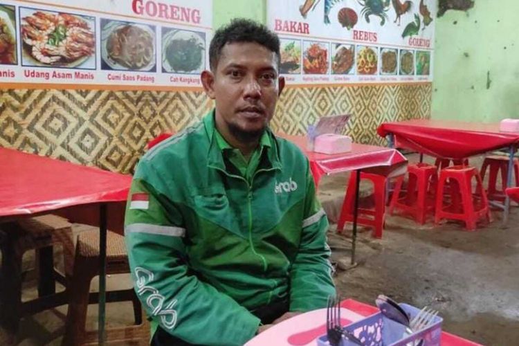 Seorang driver ojek online (ojol) diduga dipukul oleh oknum anggota kepolisian saat melaporkan kasus kehilangan sepeda motor di Mapolsek Cileungsi, Kabupaten Bogor, Jawa Barat, Senin (10/1/2022).