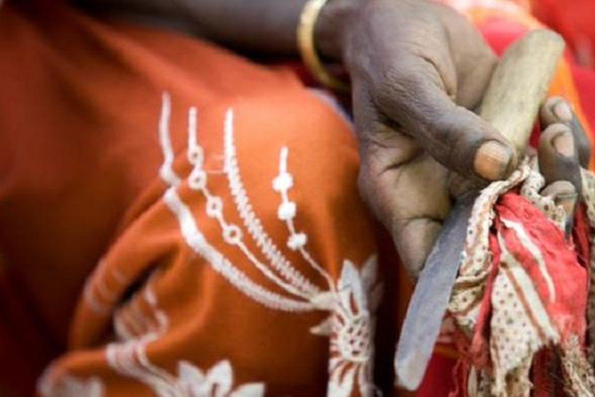 Praktik mutilasi genital pada perempuan (FGM) di Afrika selain menggunakan silet, juga pisau, yang tidak steril.