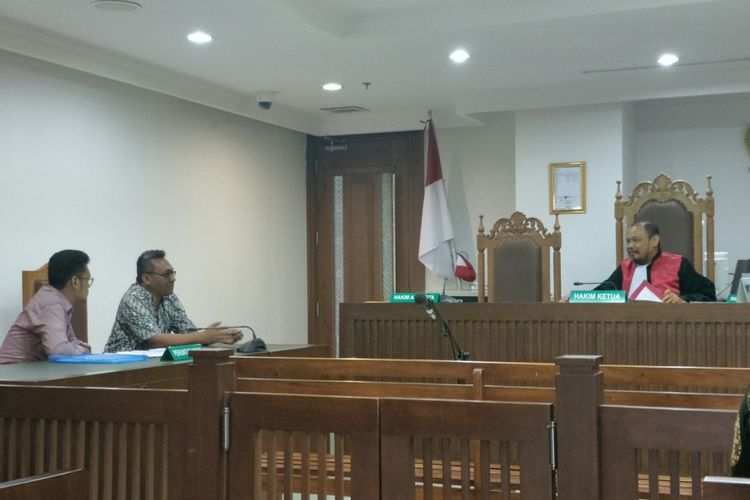 Kuasa hukum MAKI Kurniawan Adi Nugraha (kedua dari kiri) saat sidang perdana praperadilan kasus Century di PN Jakarta Pusat (26/10/2018)