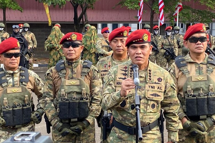 Kepala Staf TNI Angkatan Laut (KSAL) Laksamana Muhammad Ali memimpin penyematan brevet Komando Pasukan Katak (Kopaska) kepada empat perwira tinggi (pati) TNI AL di Markas Komando Kopaska Koarmada I Pondok Dayung, Jakarta Utara, Jumat (31/3/2023) sore. Empat pati itu antara lain Asisten Operasi KSAL Laksamana Muda (Laksda) Denih Hendrata, Deputi Bidang Pengkajian dan Penginderaan Setjen Wantanas Laksda TSNB Hutabarat, Panglima Koarmada I Laksda Erwin S Aldedarma, dan Panglima Koarmada III Laksda Agus Hariadi.