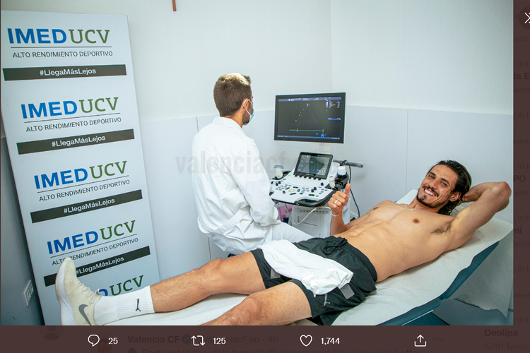 Striker asal Uruguay, Edinson Cavani, sedang menjalani tes kesehatan sebelum bergabung dengan Valencia. Cavani resmi berseragam klub LaLiga Spanyol itu mulai musim 2022-23 hingga 2024.