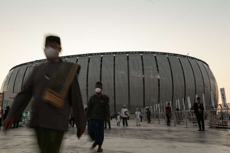 Umat muslim mengikuti shalat Idul Adha 1443 Hijriah di Jakarta International Stadium (JIS), Jakarta Utara, Minggu (10/7/2022) pagi. Gubernur DKI Jakarta Anies Baswedan dan  Wakil Gubernur DKI Jakarta Ahmad Riza Patria melakukan shalat Idul Adha 1443 Hijriah di lokasi tersebut.