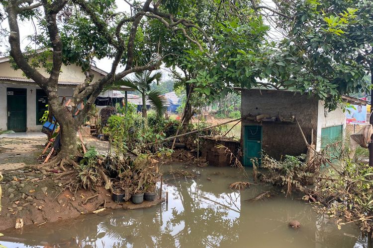 Salah satu rumah yang terdampak banjir di Cipayung, tepatnya di perbatasan antara kawasan Bulak Barat dan Pasir Putih, Kota Depok, Senin (29/4/2024).