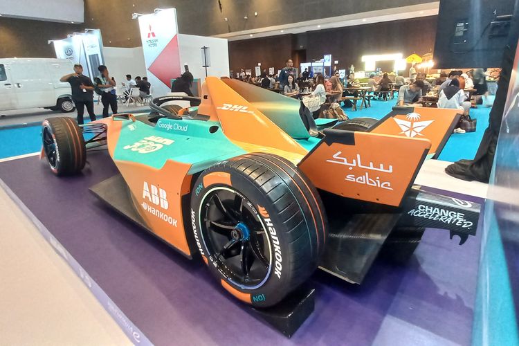Replika mobil balap listrik Formula E Gen3 Evo pada PEVS 2025