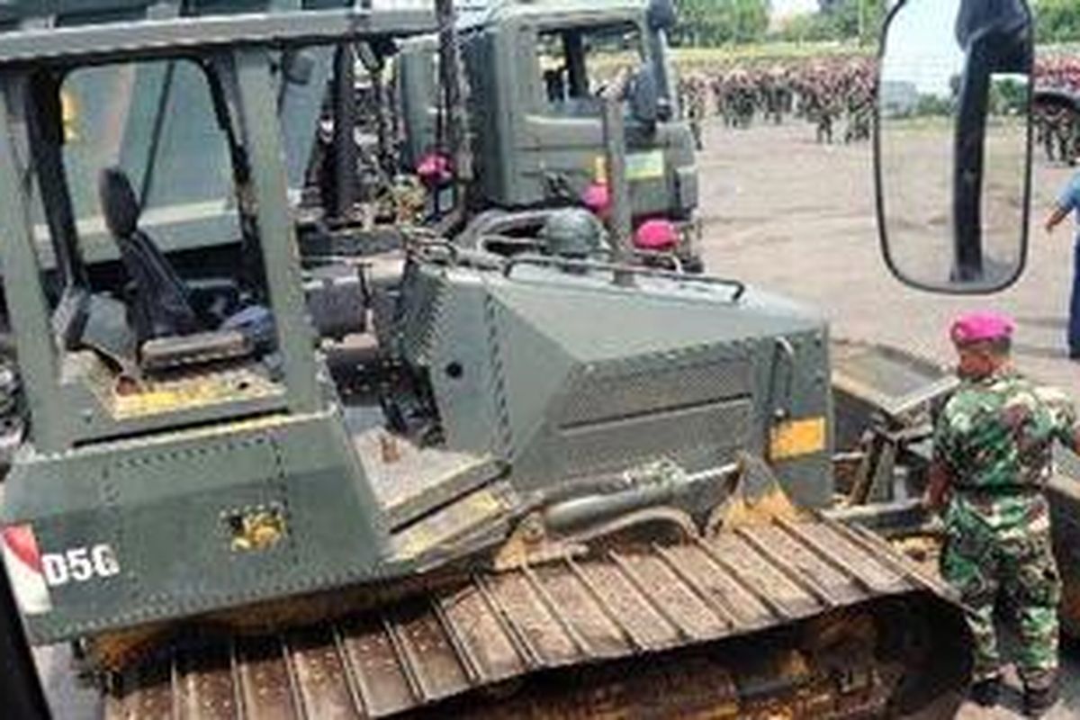 Sejumlah anggota Satgas Bencana memeriksa alat-alat yang akan dibawa ke Wasior, Papua Barat, di Bhumi Marinir Karangpilang Surabaya, Selasa (12/10/2010). Sebanyak 400 prajurit Korps Marinir Pasmar-1 dan sejumlah alat berat dikirim untuk membantu evakuasi korban bencana alam di Wasior, Papua Barat. 