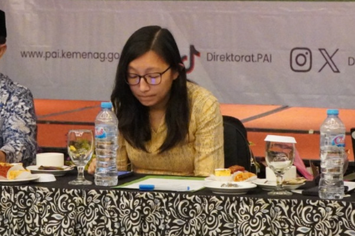 Jurist Tan pertemuan untuk membahas peningkatan kualitas pendidikan nasional, termasuk masalah Pendidikan Profesi Guru (PPG) dan Tunjangan Profesi Guru (TPG) Guru Agama, di Jakarta, Oktober 2024. Kini, Jurist Tan menjadi tersangka korupsi chromebook.