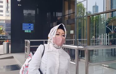 Kepala Dinas Kesehatan (Kadinkes) Provinsi Lampung, Reihana tiba di gedung Merah Putih Komisi Pemberantasan Korupsi (KPK), Senin (8/5/2023) pagi,