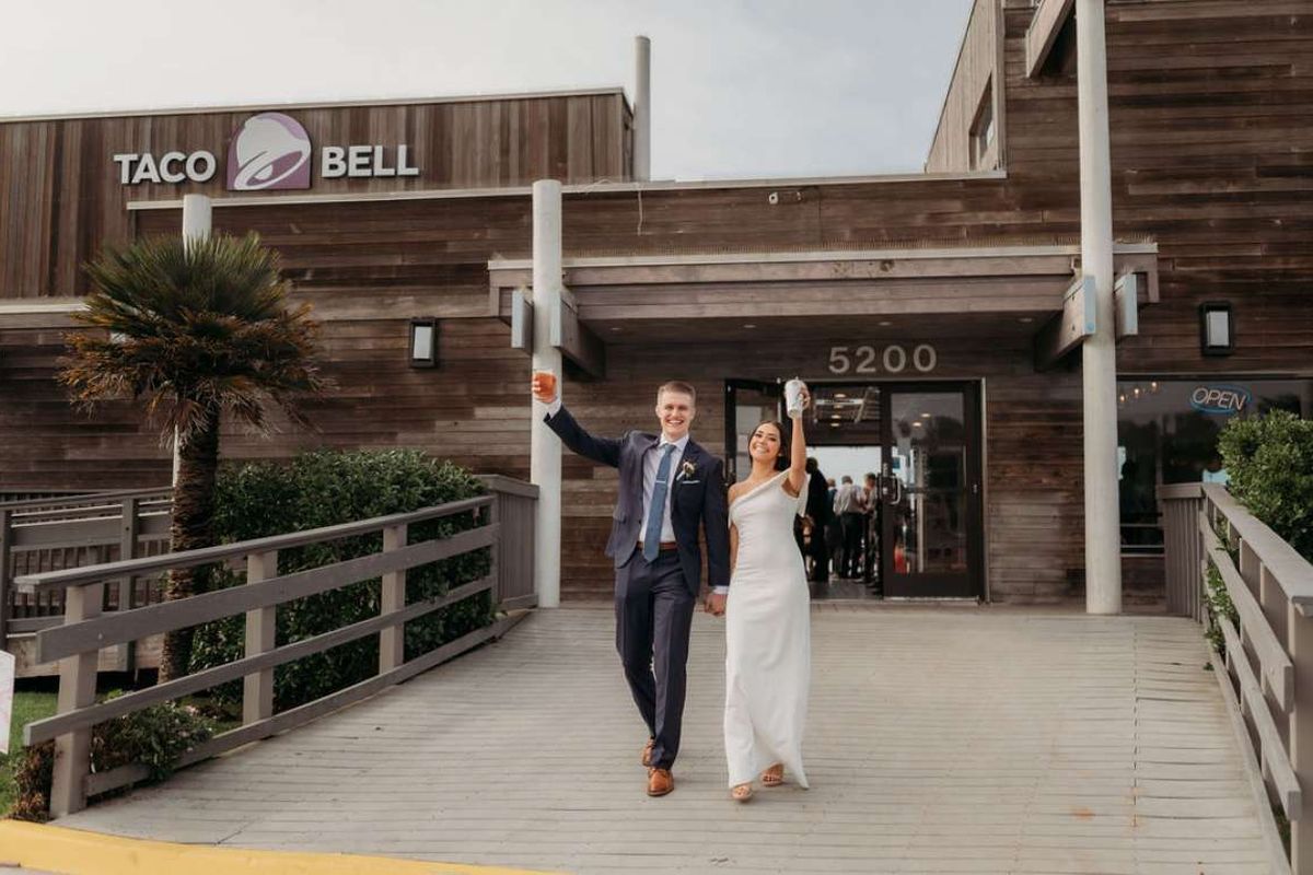 Analicia Garcia dan Kyle Howser merayakan pesta pernikahan mereka di Taco Bell Cantina, di Pacifica, California, AS, pada 26 Oktober 2021.