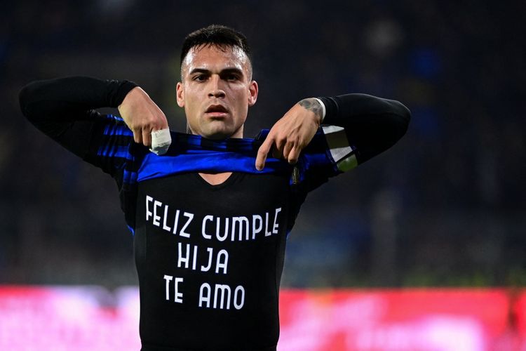 Penyerang Inter Milan, Lautaro Martinez, merayakan gol pertama tim sambil mengangkat bajunya untuk menunjukkan pesan ulang tahun kepada putrinya pada laga Serie A Italia antara US Cremonese dan Inter Milan di Stadion Giovanni Zini di Cremona, Italia utara, pada 1 Februari 2026.